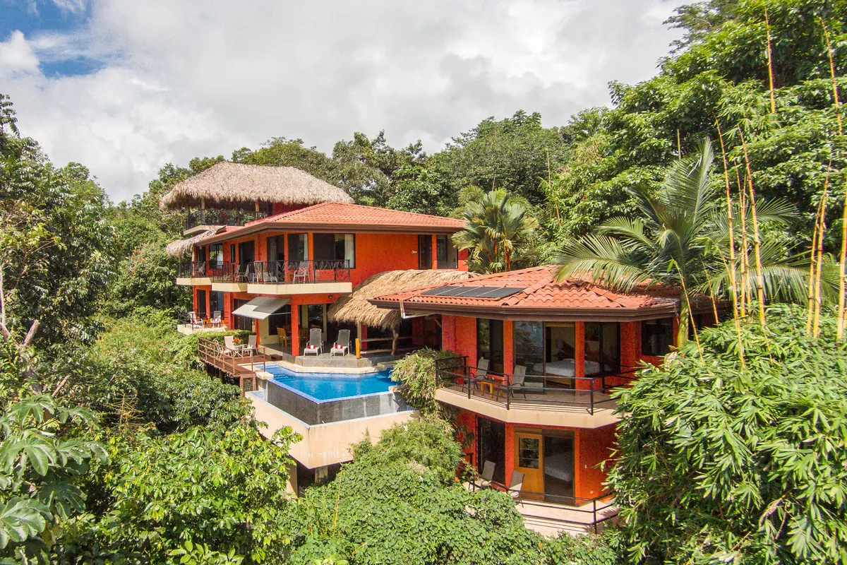 Vista aérea de la villa con piscina y selva