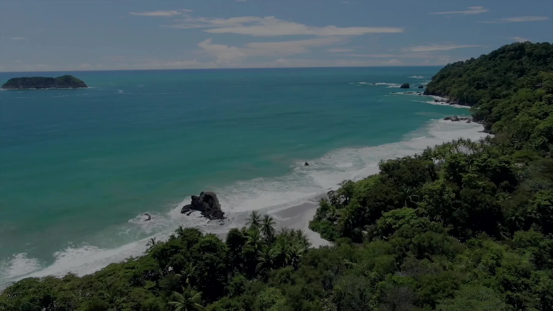 Vista panorámica del océano y costa de Manuel Antonio