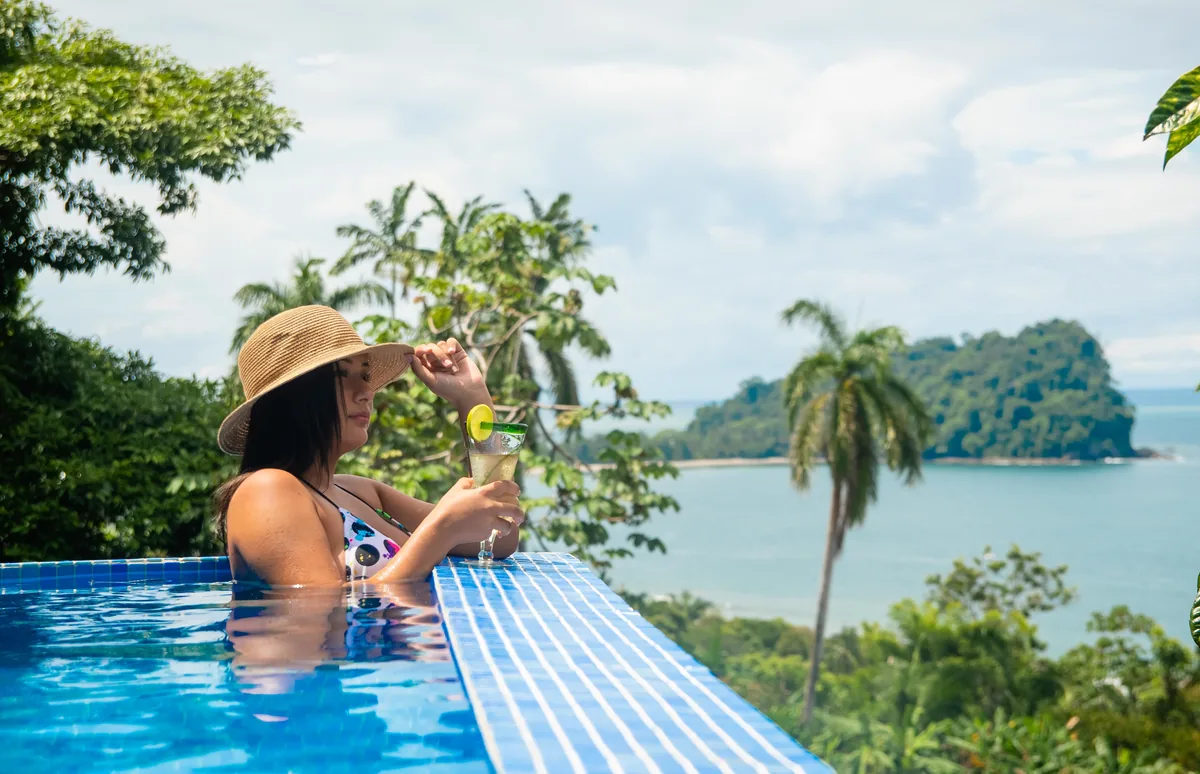Piscina infinity con vista al océano
