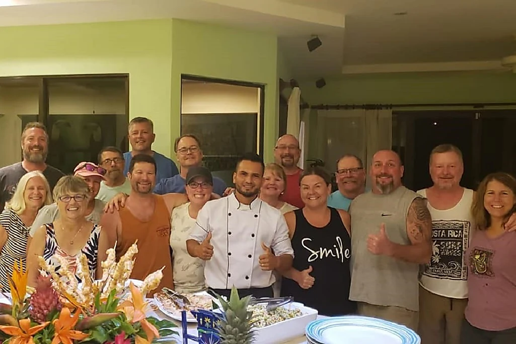Chef privado y huéspedes en la villa