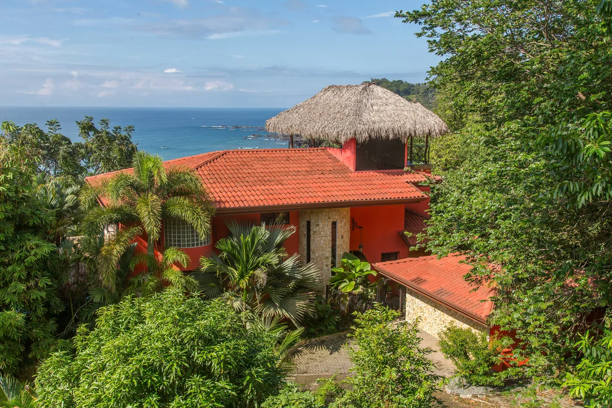 Vista exterior de Casa Vista Oceana rodeada de naturaleza